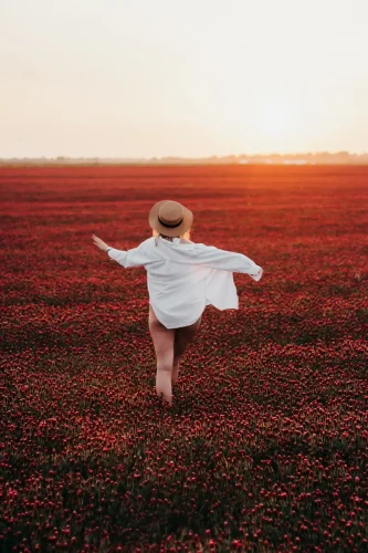 DoSa photography asmenines fotosesijos gamtoje klaipeda fotosesija dobilu pievoje, dobilu laukuose