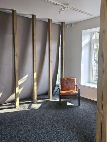 fotostudijos kampas su odine kėde ir šviesiais langais/ JUVA fotostudija Tauragėje – natūrali šviesa ir jauki erdvė | Photo Yesterday